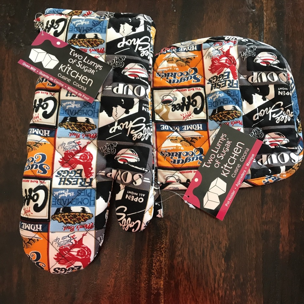 NWT Two Lumps of Sugar Kitchen Mitten Set